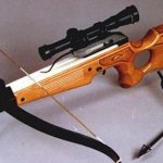 Арбалет со спусковым механизмом.