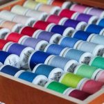 Разноцветные нитки для шитья